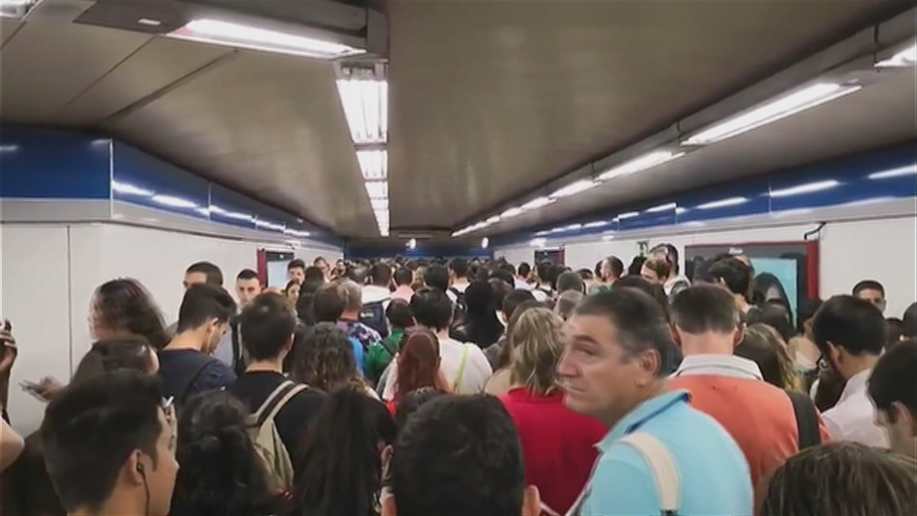 Usuarios y trabajadores de Metro denuncian las aglomeraciones en vagones y andenes