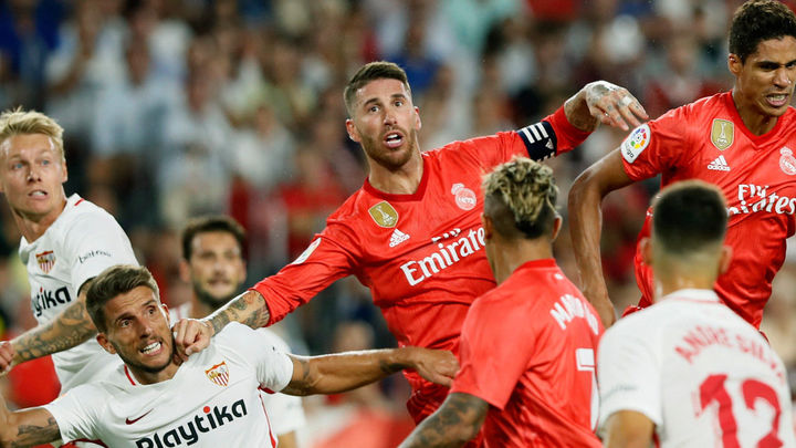 Sergio Ramos pugna un balón con Carrizo