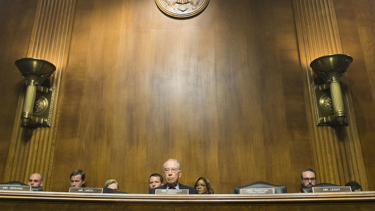 El Senado acepta que FBI investigue a nominado al Supremo