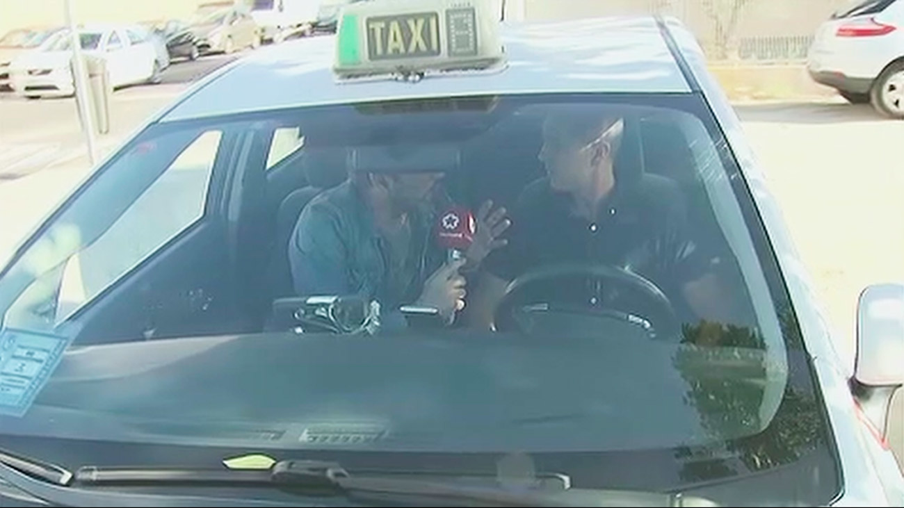 “Me dijeron que la puerta de atrás no se abría para que me bajara del taxi”