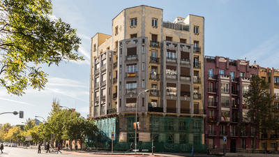 Un edificio en Santa Engracia lleva 18 meses apuntalado y con grietas