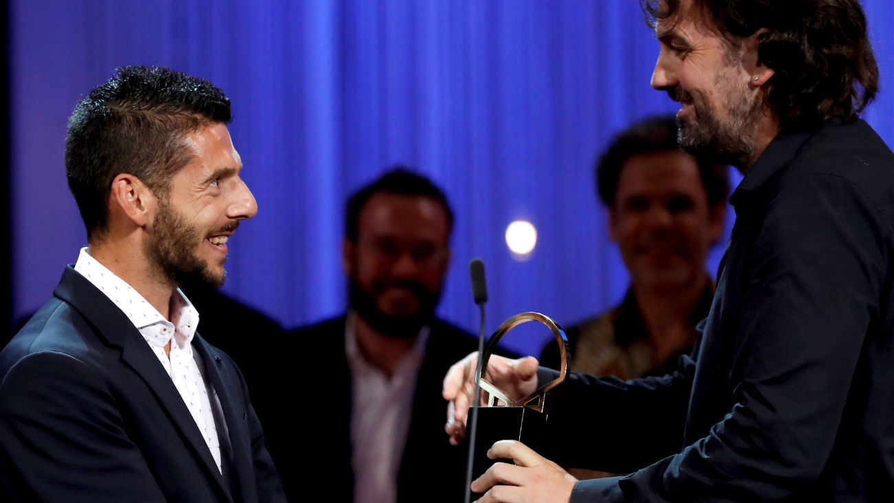 El director Isaki Lacuesta recibe la Concha de Oro a la mejor película por "Entre dos aguas"