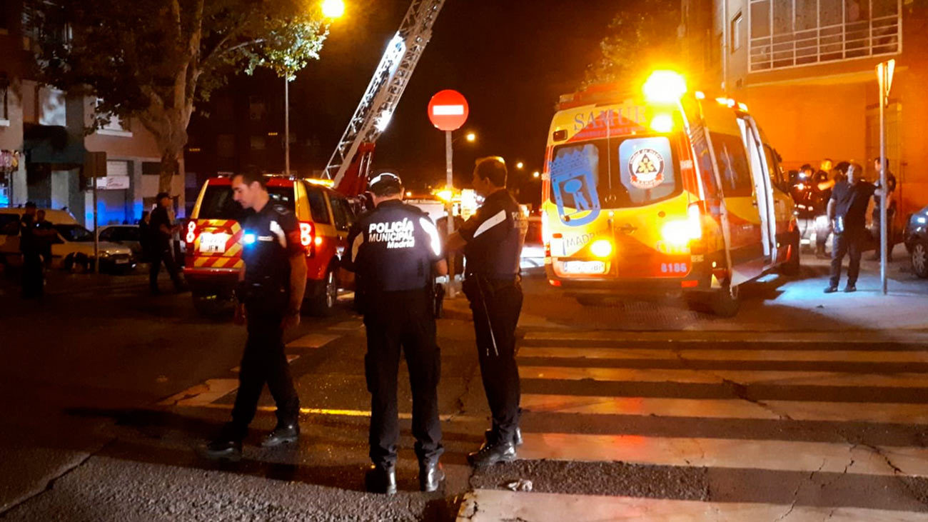32 intoxicados por inhalación de humo en el incendio de un edificio en Madrid
