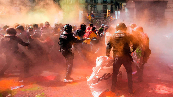 Tensión en Barcelona: los Mossos cargan contra manifestantes independentistas