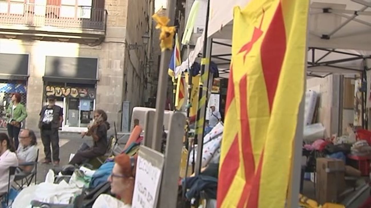 Decenas de personas pasan la noche en Sant Jaume contra la manifestación de policías