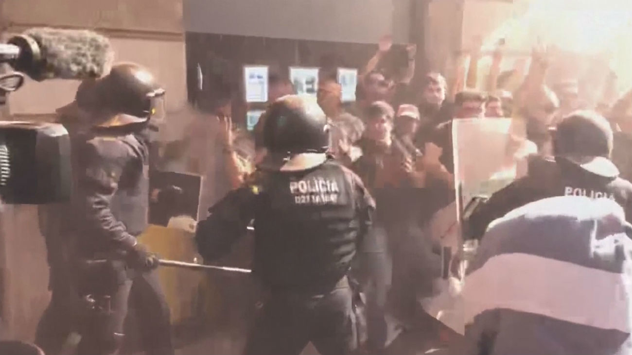 Acorralan y agreden a varios policías en la manifestación de Barcelona