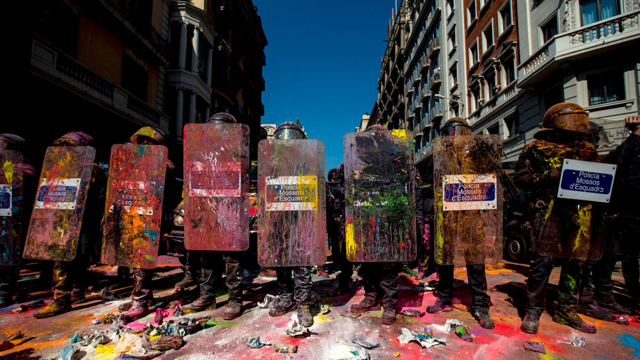 Mossos cargan contra independentistas para proteger manifestación de policías