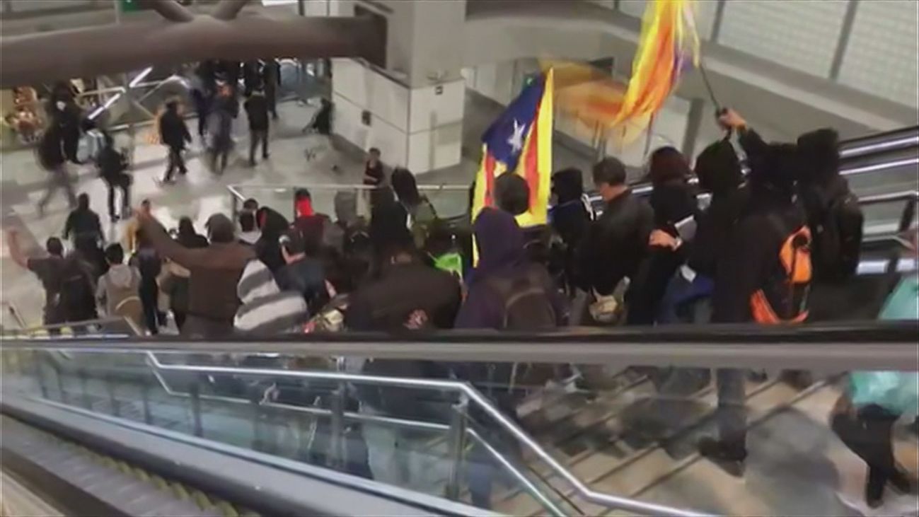 Cientos de miembros de los CDR cortan las vías del AVE en la estación de Girona