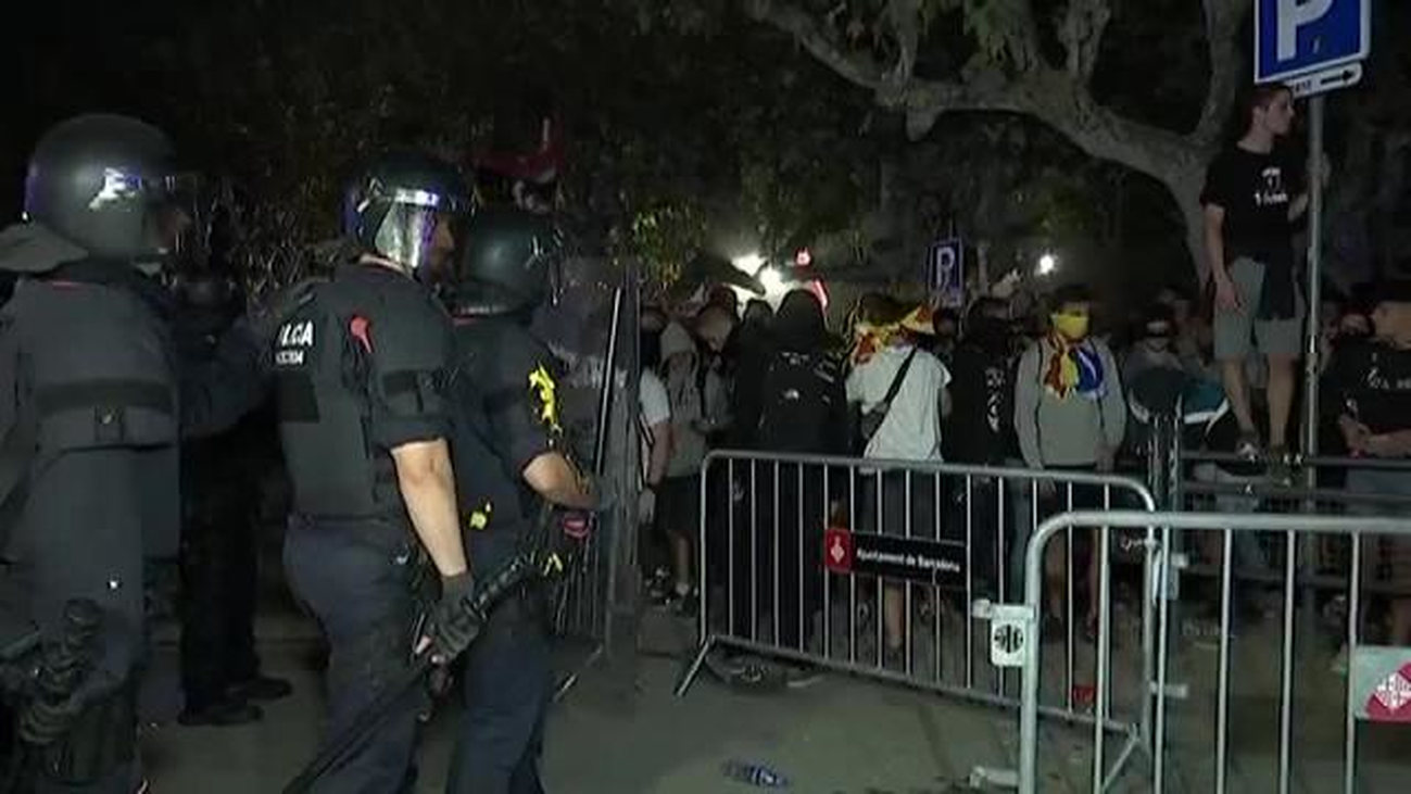 Los Mossos cargan contra los manifestantes que asediaban el Parlament en Barcelona