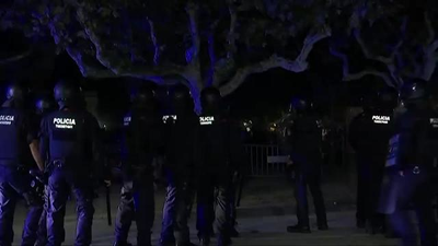 Los radicales queman contenedores y lanzan piedras a los Mossos al alejarse de la Ciutadella