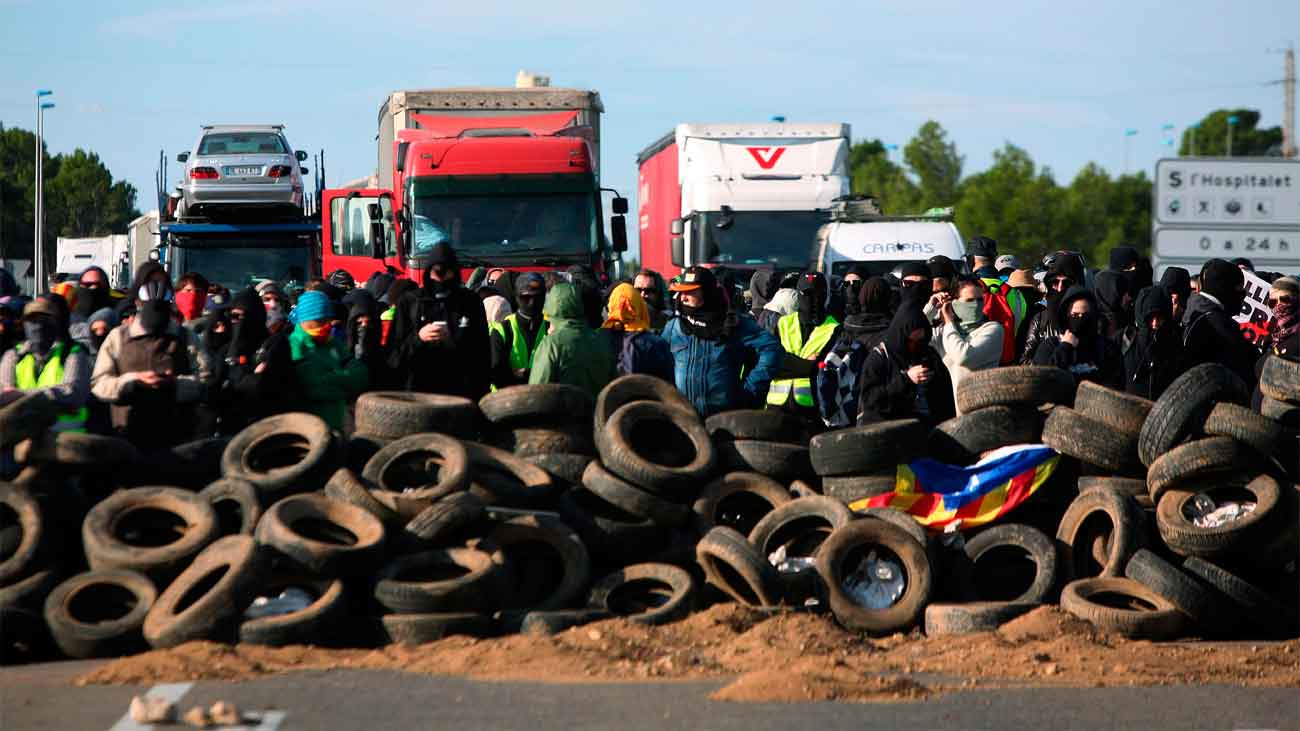 Cataluña: Cortan calles, carreteras y vías del AVE para reivindicar el 1-O