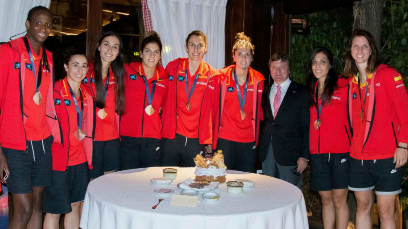 La selección celebra el bronce en el Txistu