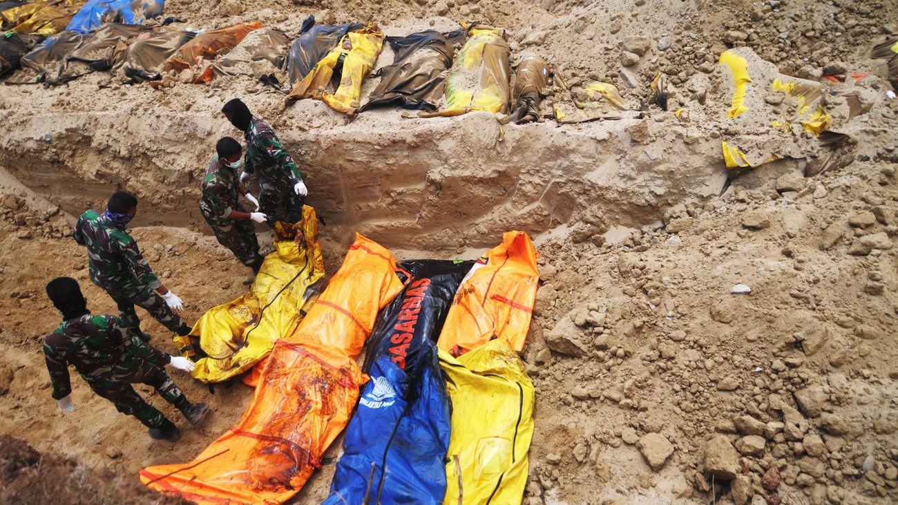 Entierran en fosas comunes a las víctimas del seísmo y el tsunami en Indonesia