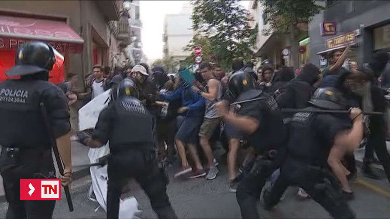 Los Mossos d'Esquadra  cargan en Barcelona contra antifascistas