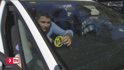 Si aún no se aclara con las pegatinas ambientales de la DGT se las mostramos paso a paso