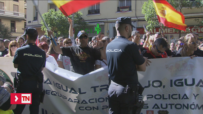 Policías y Guardias Civiles piden la dimisión de Pedro Sánchez frente a sedes del PSOE