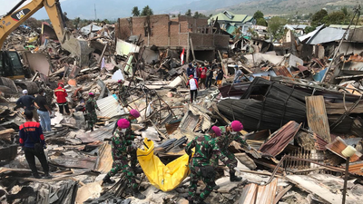 Se dispara a 1.424 la cifra de muertos por el seísmo y el tsunami en Indonesia