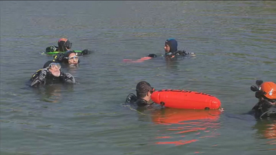 Decenas de buzos y voluntarios limpian el pantano de San Juan