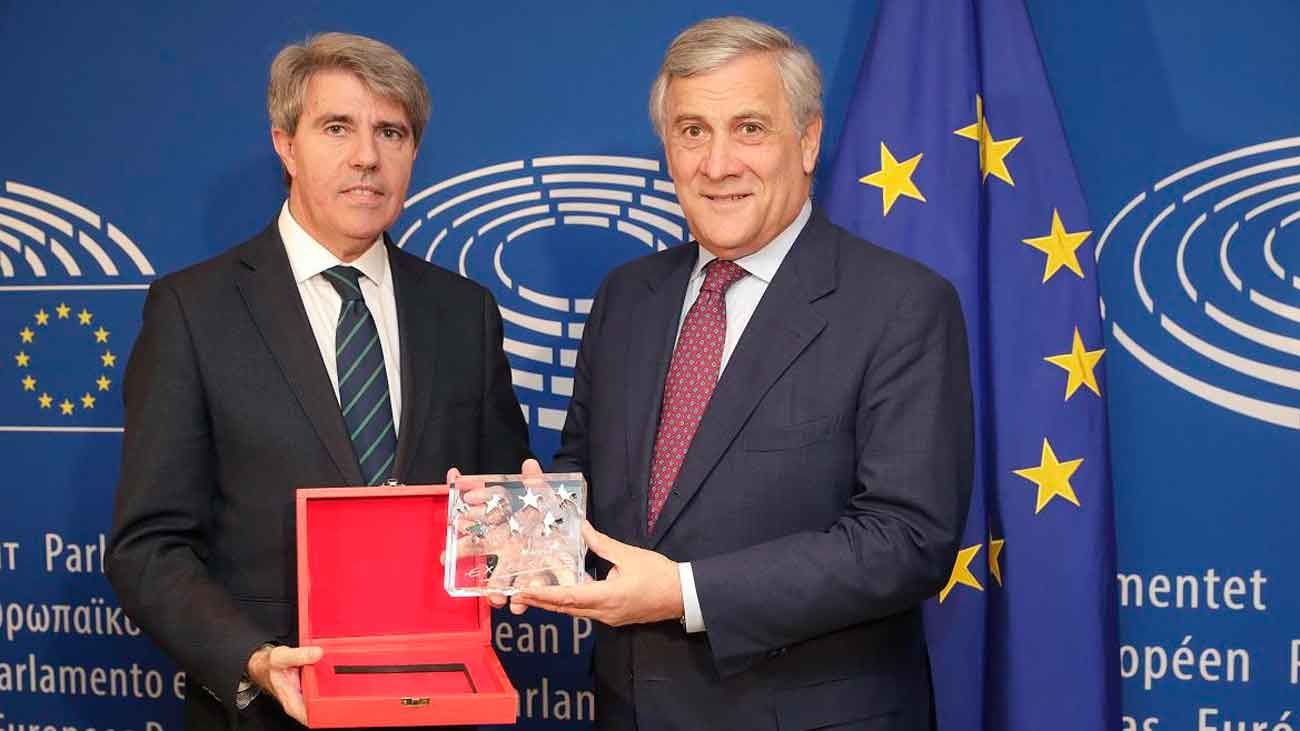 Garrido entrega a Tajani en Bruselas el Premio a la Excelencia