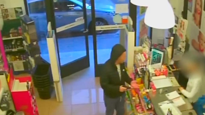 Detenido un ladrón que robaba perfumerías con una careta de Scream y una pistola