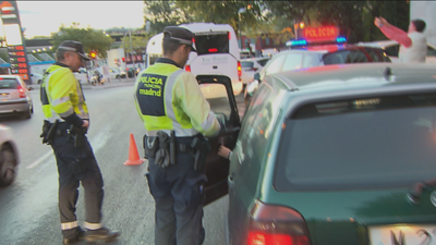 La Policía informa a los conductores sobre el uso de las etiquetas de la DGT