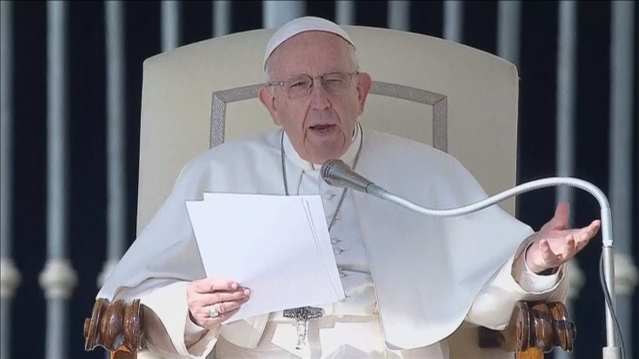 El Papa dice que aborto es como contratar a "un sicario para resolver el problema"