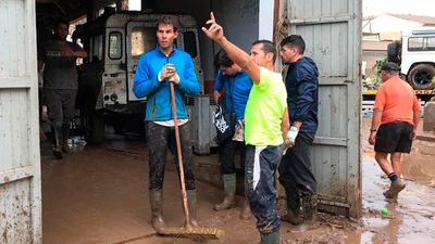 Nadal  limpia como uno más tras las inundaciones en Mallorca