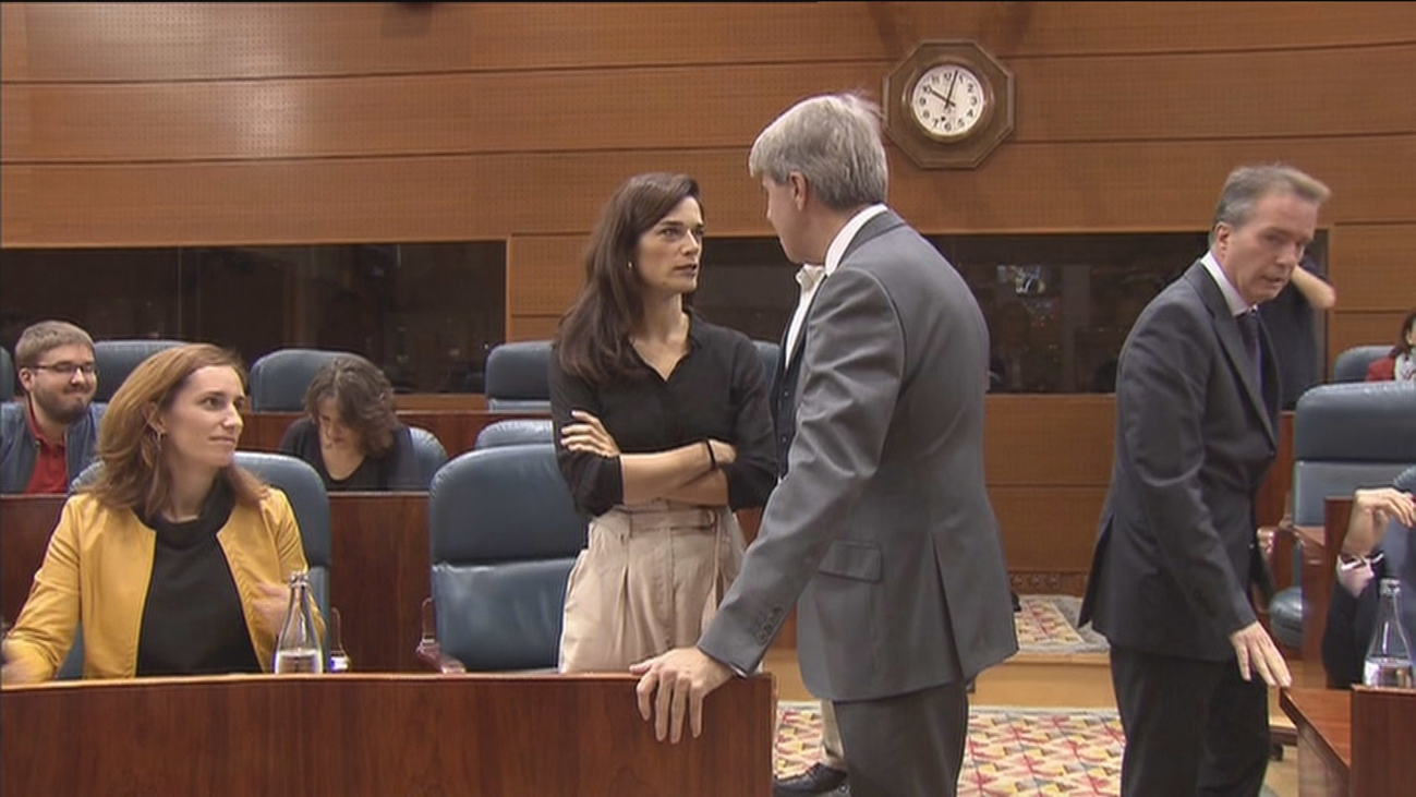 Clara Serra se estrena en la sesión de control en la Asamblea