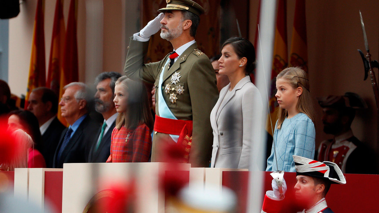 Aplausos a los Reyes de España en el desfile del 12-O