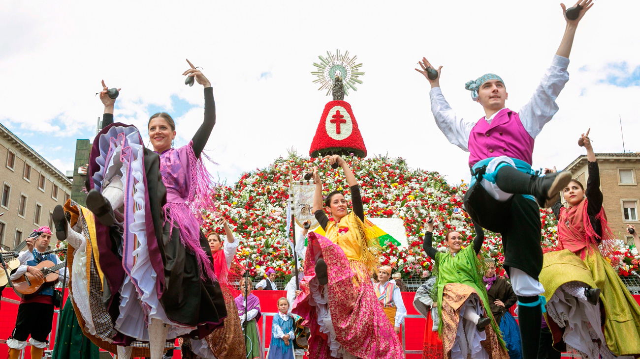 La Virgen del Pilar se engalana de flores en una jornada festiva y soleada