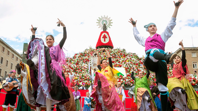 La Virgen del Pilar se engalana de flores en una jornada festiva y soleada