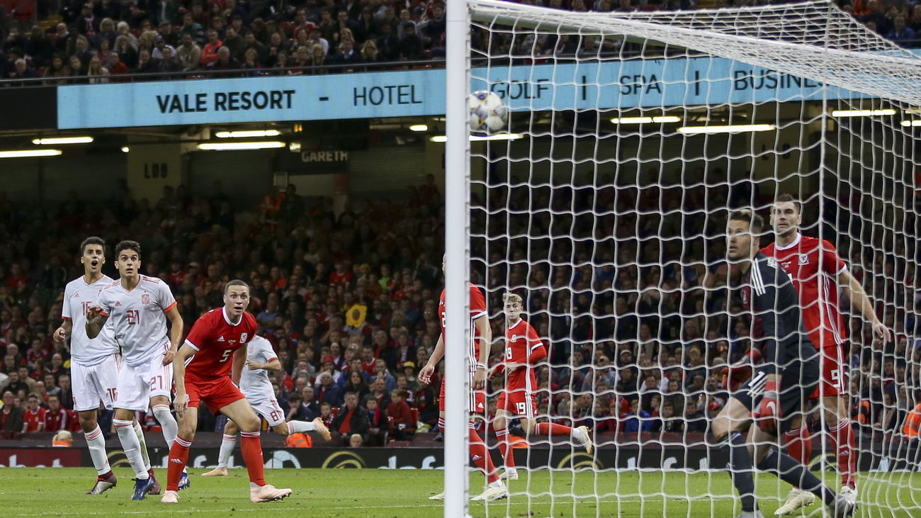 Primer gol de Alcácer al Gales