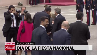 Pedro sánchez, abucheado al grito de "¡Fuera, okupa!" en su llegada al desfile
