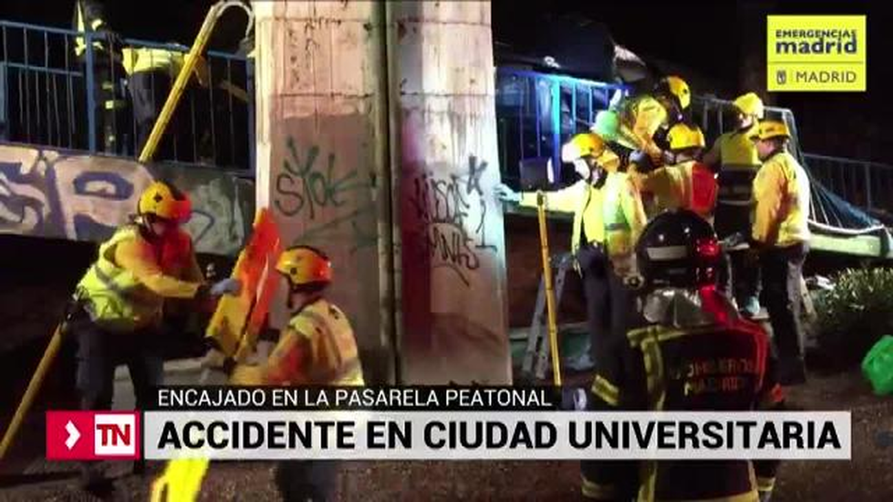 Impactantes imágenes de un coche empotrado en la pasarela peatonal de la  A-6