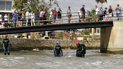 El mal tiempo acorta la búsqueda del desaparecido en el mar y sigue en tierra