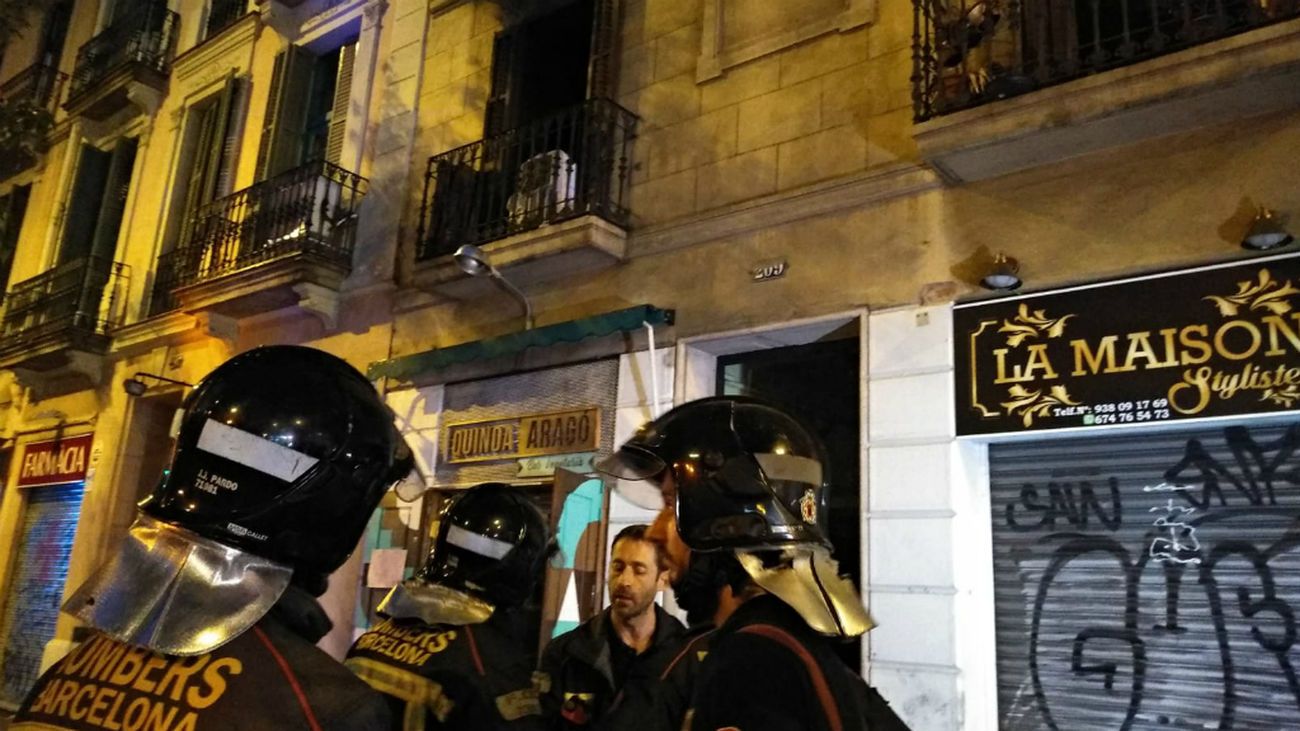 Los bomberos intervienen en el incendio de la calle d,Aragó en Barcelona