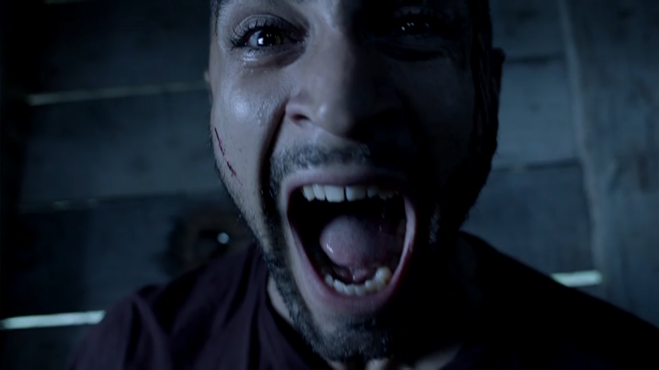 Omar despierta y se encuentra con un cinturón de explosivos pegado al cuerpo