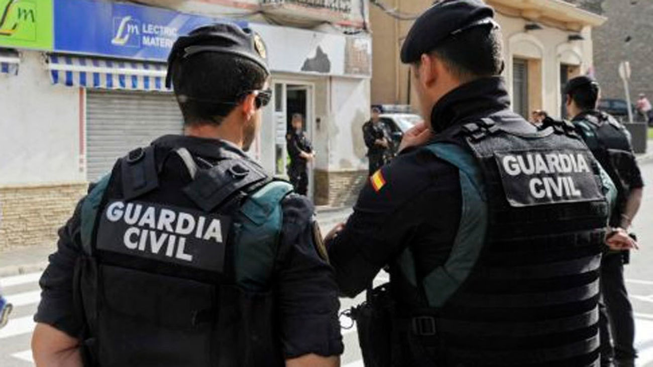 La Guardia Civil despliega un operativo en Girona contra un clan de narcotraficantes
