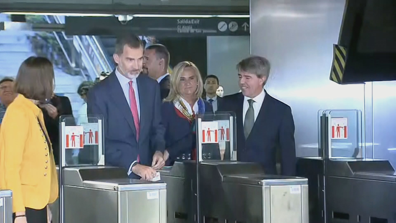 El Rey viaja en el Metro de Madrid con motivo de su centenario