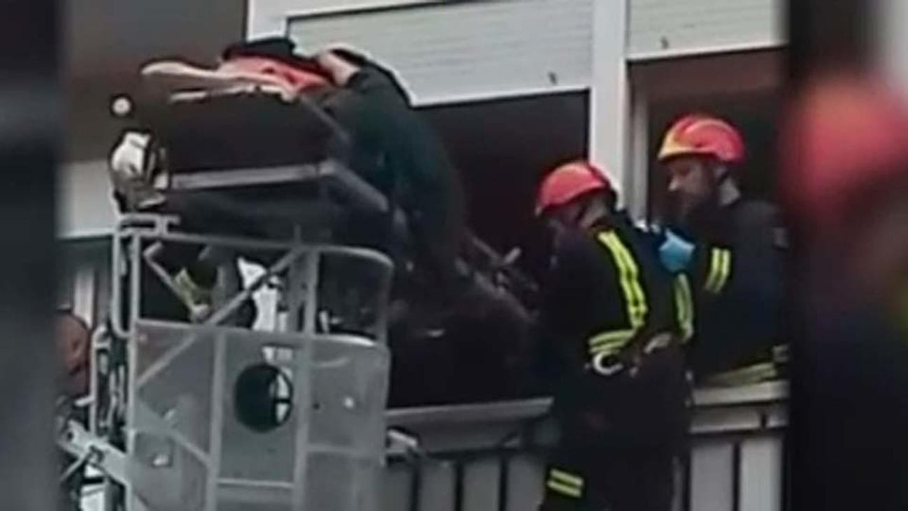 Los Bomberos rescatan por la ventana a una mujer obesa en Parla