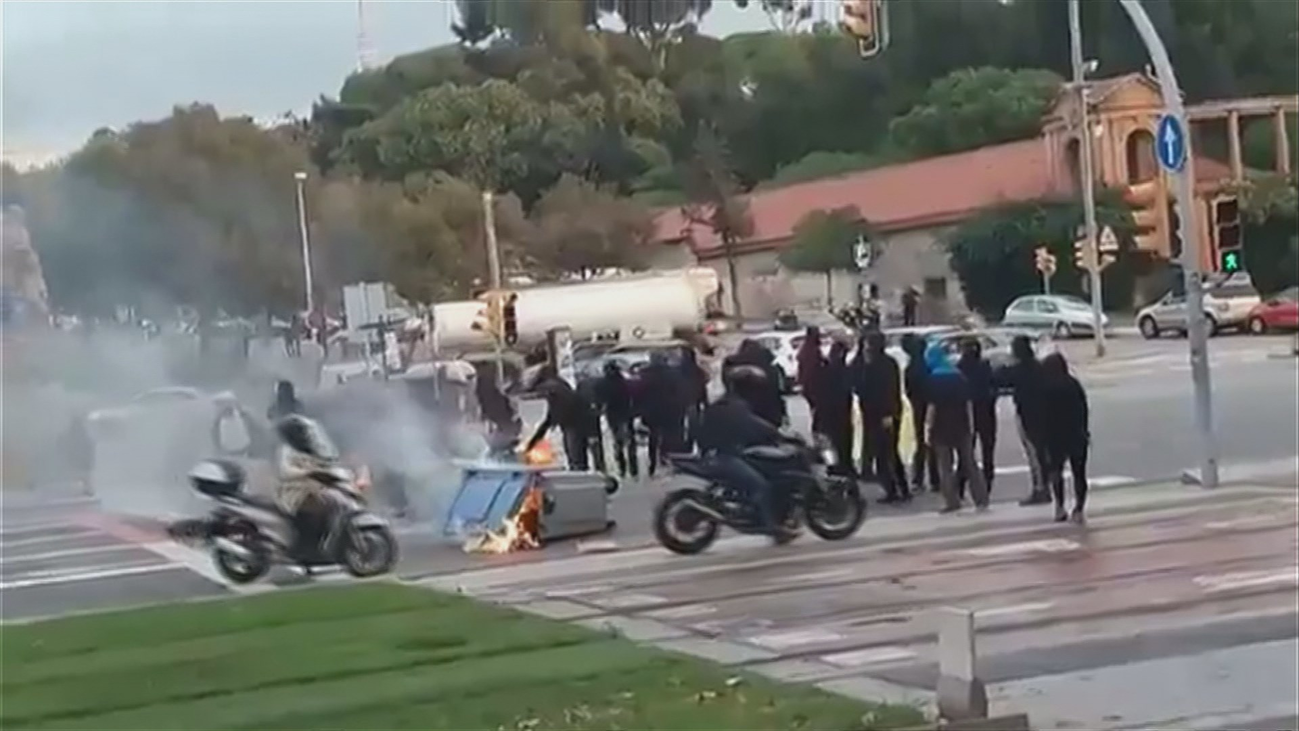 Cortan la Diagonal de Barcelona con la quema de contenedores