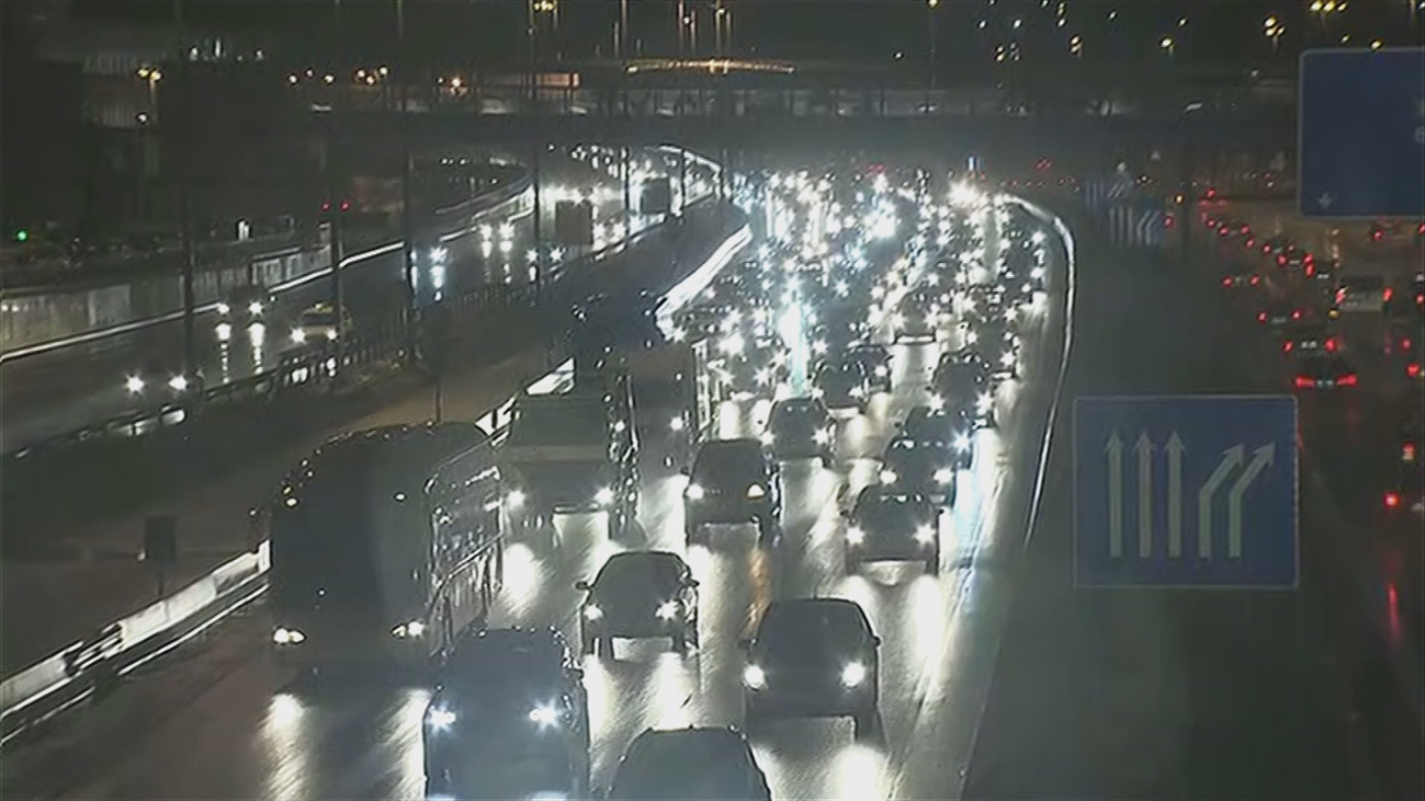 La lluvia provoca importantes problemas de tráfico en todos los accesos a Madrid