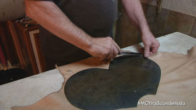 Julio nos enseña cómo se hace una bota tradicional