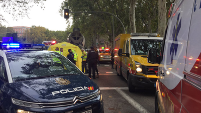Un motorista muere arrollado frente al Museo del Prado