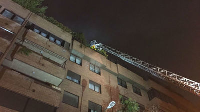 Los bomberos acceden por un butrón a una vivienda incendiada en Chamartín