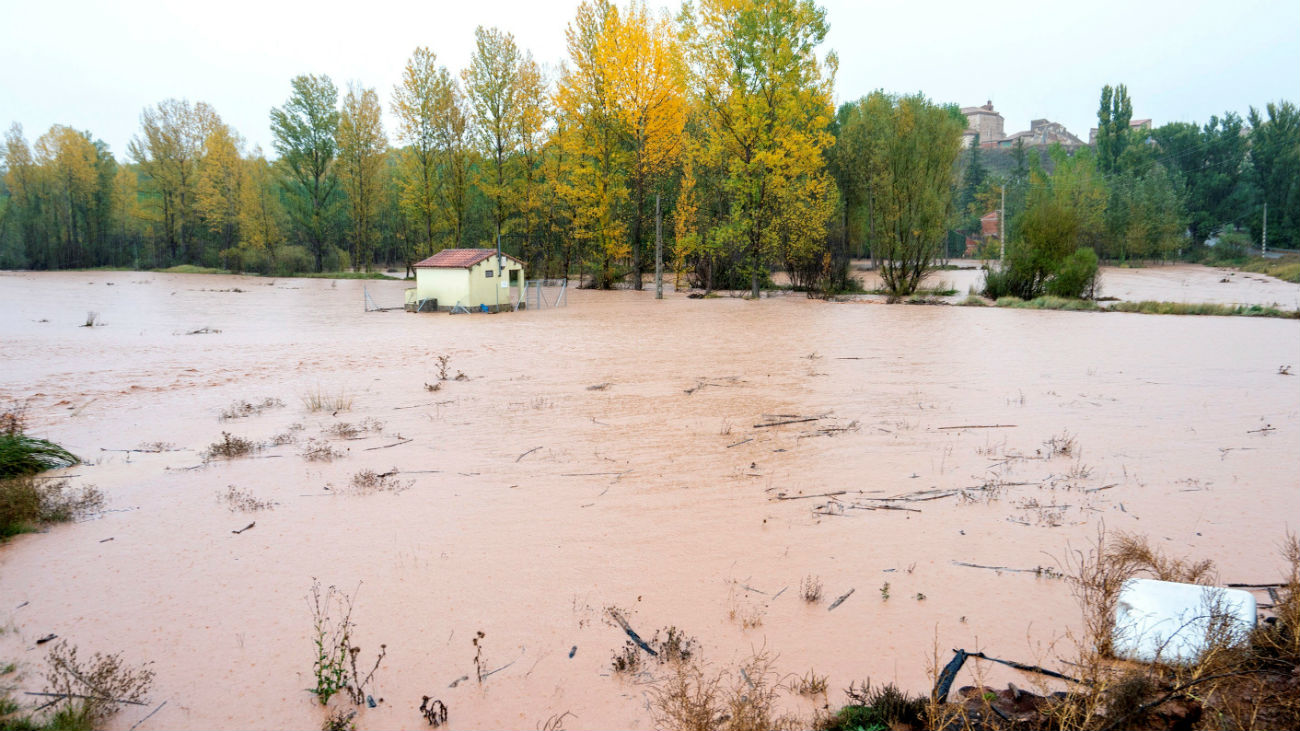 Un temporal debilitado afecta a diez carreteras y pone en alerta a Andalucía