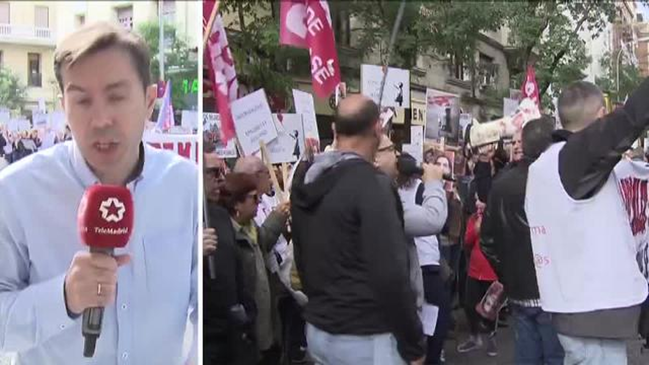 Los trabajadores interinos públicos protestan ante la sede del PSOE