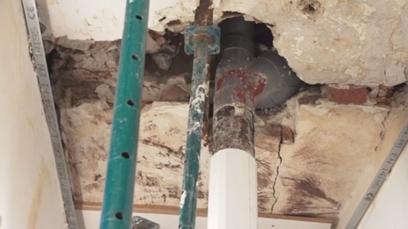 Una vecina de Lavapiés vive, literalmente, bajo puntales