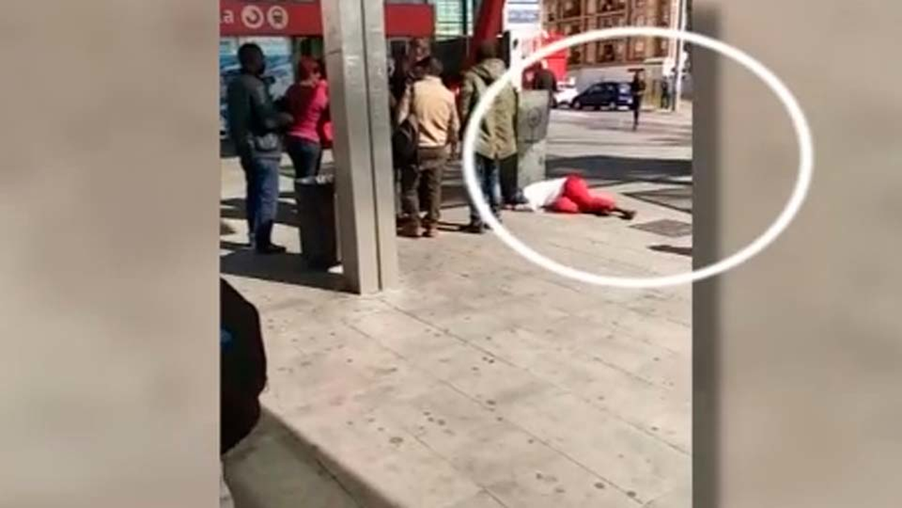 Una mujer estuvo tendida en el suelo en Parla ante la indiferencia del público