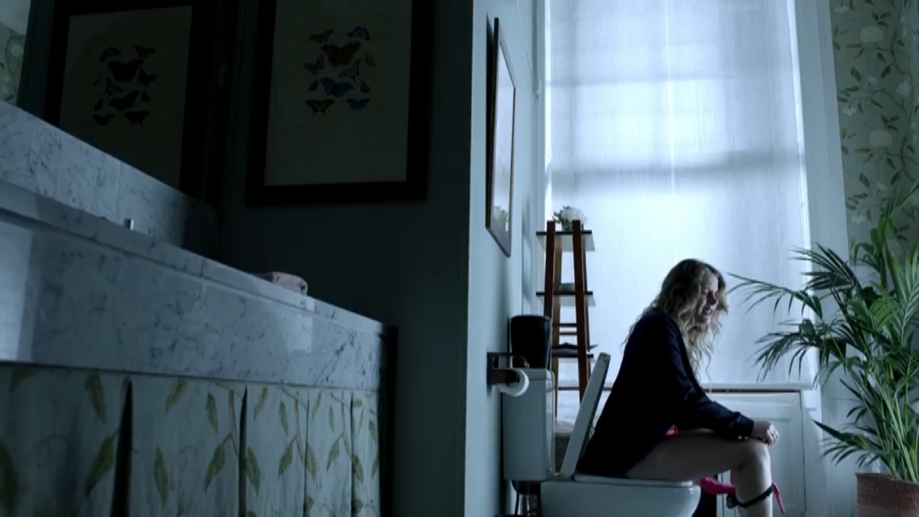 ...Y Almudena se meó en las cenizas de su difunto esposo